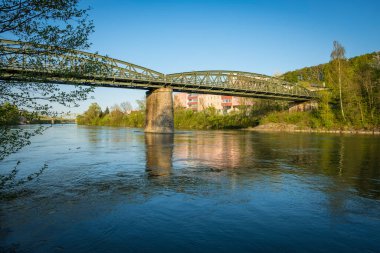 Traun Nehri üzerindeki metal tren köprüsü, Wels, Oberosterreich, Avusturya