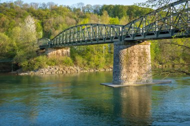 Traun Nehri üzerindeki metal tren köprüsü, Wels, Oberosterreich, Avusturya