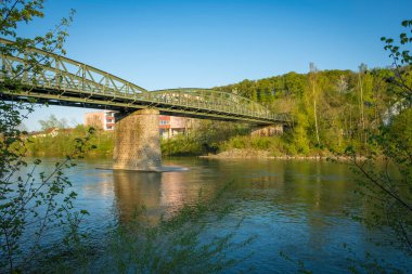 Traun Nehri üzerindeki metal tren köprüsü, Wels, Oberosterreich, Avusturya