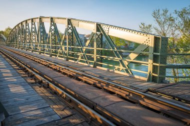 Traun Nehri üzerindeki metal tren köprüsü, Wels, Oberosterreich, Avusturya