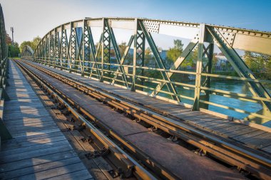 Traun Nehri üzerindeki metal tren köprüsü, Wels, Oberosterreich, Avusturya