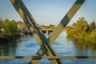 Traun Nehri üzerindeki metal tren köprüsü, Wels, Oberosterreich, Avusturya