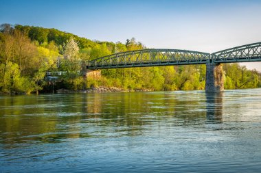 Traun Nehri üzerindeki metal tren köprüsü, Wels, Oberosterreich, Avusturya