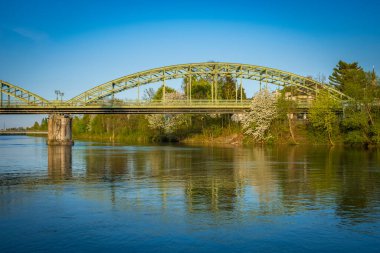 Traun Nehri üzerindeki metal tren köprüsü, Wels, Oberosterreich, Avusturya