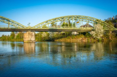 Traun Nehri üzerindeki metal tren köprüsü, Wels, Oberosterreich, Avusturya