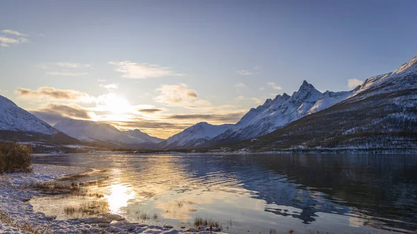 Tramonto Sul Lakselbukt Nel Nord Della Norvegia — Foto Stock