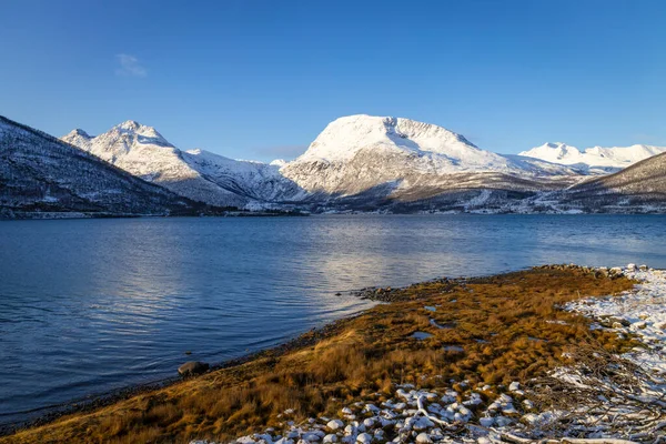Όμορφη Λίμνη Lakselvbukt Στη Βόρεια Νορβηγία — Φωτογραφία Αρχείου