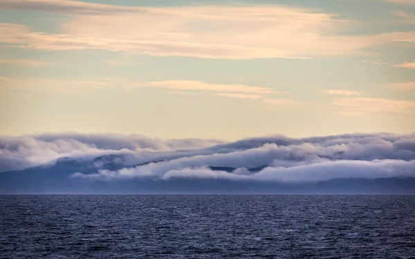 北ノルウェーの海の風景と太陽と雲 — ストック写真