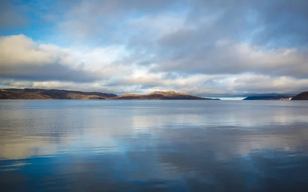 Kuzey Norveç Deniz Manzarası Güneş Bulutlarla — Stok fotoğraf