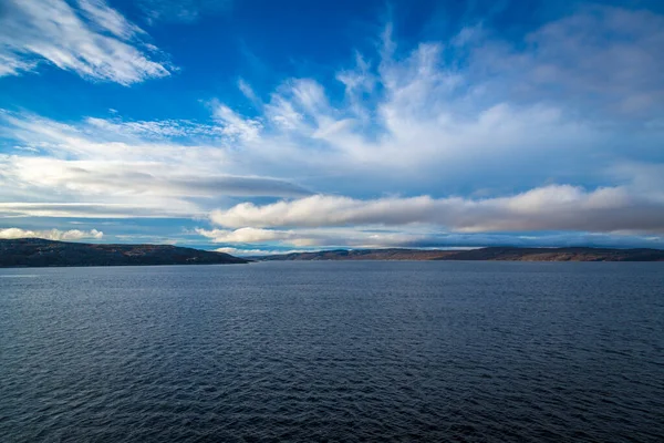 Kuzey Norveç Deniz Manzarası Güneş Bulutlarla — Stok fotoğraf
