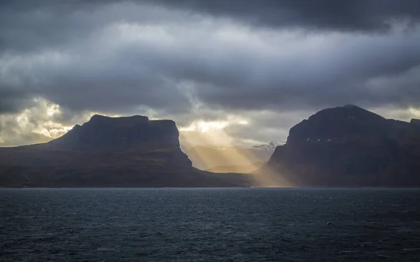 Spectaculair Weer Met Zonnestralen Noorse Zee — Stockfoto