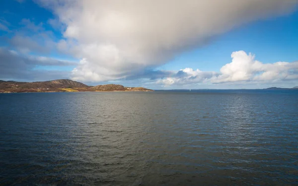 Kuzey Norveç Deniz Manzarası Güneş Bulutlarla — Stok fotoğraf