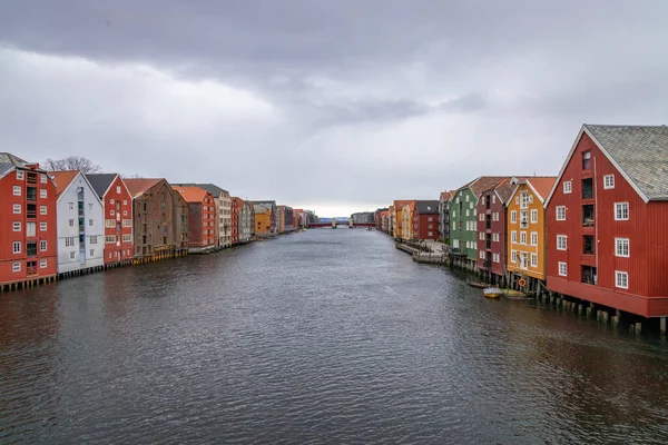 Trondheim Daki Trondheim Fiyortlarındaki Nidelva Nehrinin Renkli Evleri — Stok fotoğraf