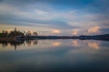 Gün batımında Mattsee kasabasında güzel bir manzara, Salzburg, Avusturya