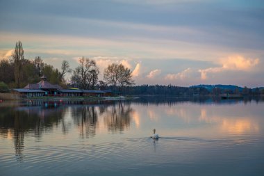 Gün batımında Mattsee kasabasında güzel bir manzara, Salzburg, Avusturya