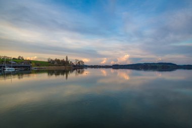 Gün batımında Mattsee kasabasında güzel bir manzara, Salzburg, Avusturya