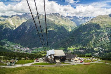 Oetztal, Tirol, Avusturya 'daki Gaislachkogel' e giden gondol kablosu 
