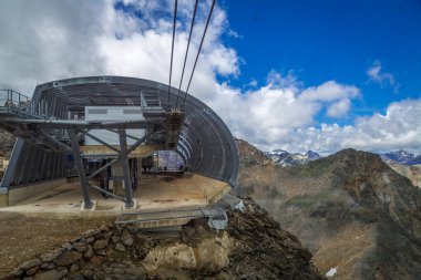 Oetztal, Tirol, Avusturya 'daki Gaislachkogel' e giden gondol kablosu 