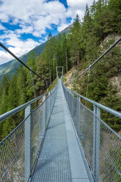 奥地利蒂罗尔Oetztal Laengenfeld的钢丝绳桥 — 图库照片