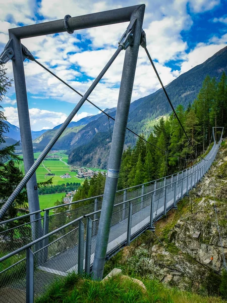 奥地利蒂罗尔Oetztal Laengenfeld的钢丝绳桥 — 图库照片