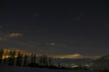 Avusturya 'daki Tschengla' da gece vakti kar ayakkabısı yürüyüşü.