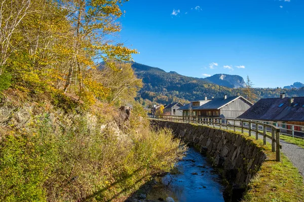 Gebirgsfluss Der Nähe Eines Europäischen Dorfes — Stockfoto