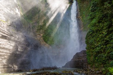 Mindanao, Filipinler 'deki Sebu Gölü yakınlarındaki güzel şelaleye giden yol.