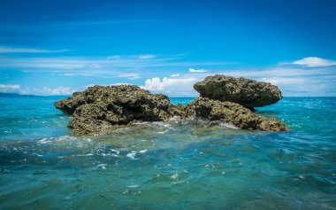 Güzel kayalık deniz kıyıları