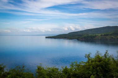 Deniz koyunun ve tropikal adanın güzel manzarası