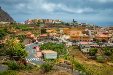 Agulo belediyesi, Kanarya Adaları 'nın Santa Cruz de Tenerife eyaletine bağlı La Gomera adasının kuzey kıyısında yer almaktadır. 