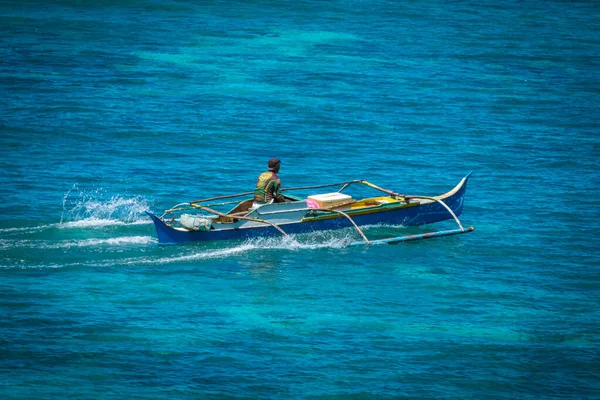 Barco Pesca Tradicional Com Pescador Mar Nas Filipinas — Fotografia de Stock