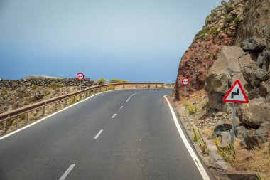 İspanya 'daki Kanarya Adaları' nda yolu olan güzel dağ manzarası