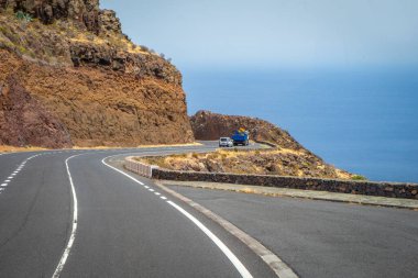 İspanya 'daki Kanarya Adaları' nda yolu olan güzel dağ manzarası
