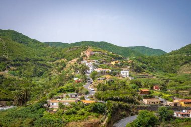 İspanya 'nın Kanarya adalarındaki dağlarda küçük bir kasaba 