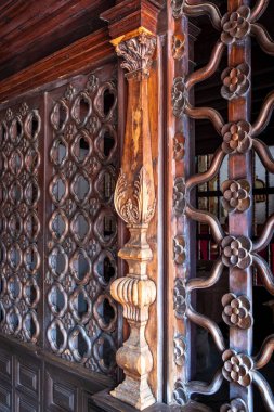 İspanya 'nın Kanarya Adaları' ndaki La Gomera belediyesinin başkenti Sebastian de La Gomera 'da eski bir kilise iç mimarisi.   