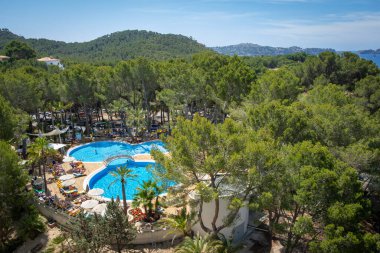 İspanya, Balearen Adaları, Mallorca 'daki Paguera' daki dağlar ve deniz manzarası