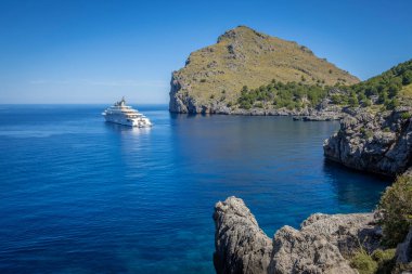 İspanya, Balearen Adaları, Mallorca 'daki Santa Calobra' da kayalık deniz kıyısı. 