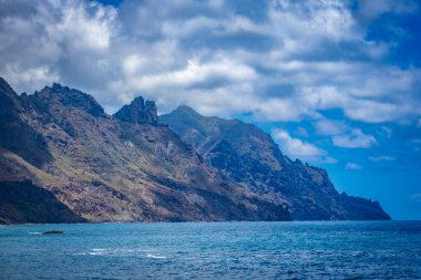 İspanya 'nın Kanarya adalarında kayalık deniz kıyıları 