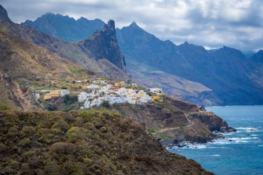 İspanya 'daki Kanarya adalarında kayalık deniz kıyısında küçük bir kasaba. 
