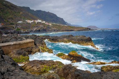 İspanya 'nın Garachico şehrindeki Rocky sahili. 