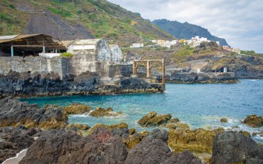 İspanya 'nın Garachico şehrindeki Rocky sahili. 
