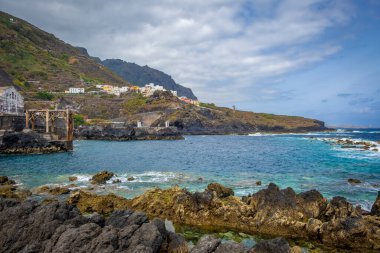 İspanya 'nın Garachico şehrindeki Rocky sahili. 