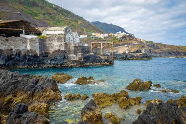 İspanya 'nın Garachico şehrindeki Rocky sahili. 
