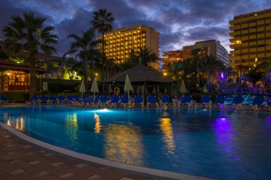 İspanya 'daki Kanarya Adaları' nda geceleri yüzme havuzlu bir otel.