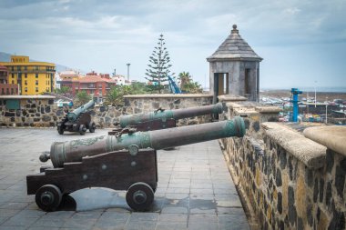 İspanya 'daki Kanarya Adaları' nda tuğla üzerinde eski toplar  