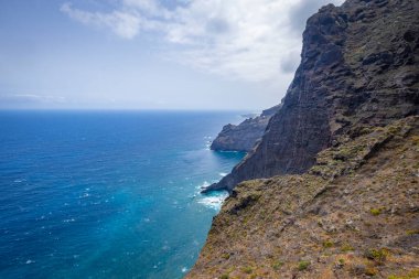 Tenerife 'deki Teno Kayalıkları' ndan geçen tehlikeli kıyı yolu 