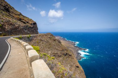 Tenerife 'deki Teno Kayalıkları' ndan geçen tehlikeli kıyı yolu 