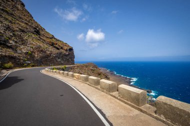 Tenerife 'deki Teno Kayalıkları' ndan geçen tehlikeli kıyı yolu 