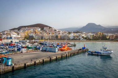 Feribot limanı olan Skyline Los Christianos, Güney Tenerife 