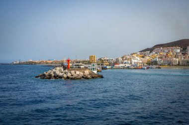 Tenerife, Canaria Adaları, İspanya 'daki Los Christianos limanındaki kırmızı deniz feneri.